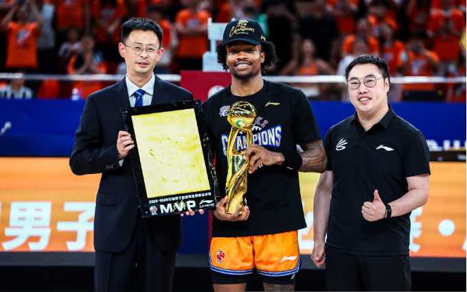 上海FMVP古德温发声告别：相信上天安排 今夏面临巴萨竞价抢人